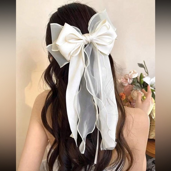 Anthropologie Accessories - Cream Fabric Detail Hair Clip